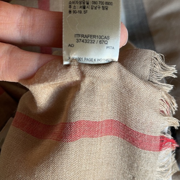 Authentic ❌SOLD ❌Burberry scarf wool/ silk - Picture 10 of 10